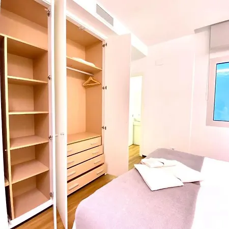 Magnificent Double Bedroom At Santa Cruz Apartment *