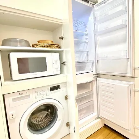 Magnificent Double Bedroom At Santa Cruz Apartment *
